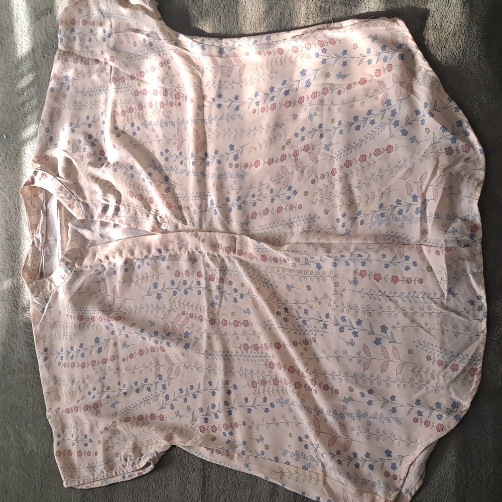 Shear polyester floral top. Size Large